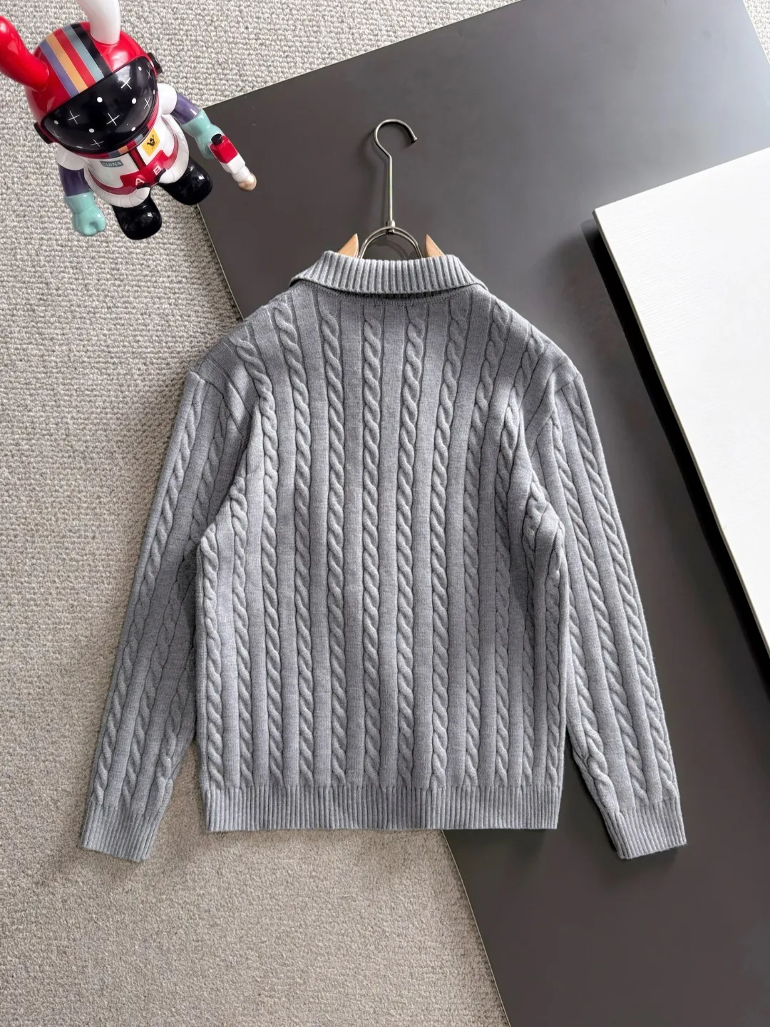 Next day shipping P195 Balenciaga high quality 2026 autumn and winter official website latest sweater, on sale at the same time at the counter Hot Sale! Specially made of wool blended fabric. It feels comfortable and can be directly in contact with the skin. The logo badge is exquisitely embroidered, which is extremely eye-catching! The details highlight the fashionable charm of big brands. Exquisite workmanship. Three-dimensional cutting style. The wearing effect is invincible and handsome! All three standards are complete! Sizes:M-3XL